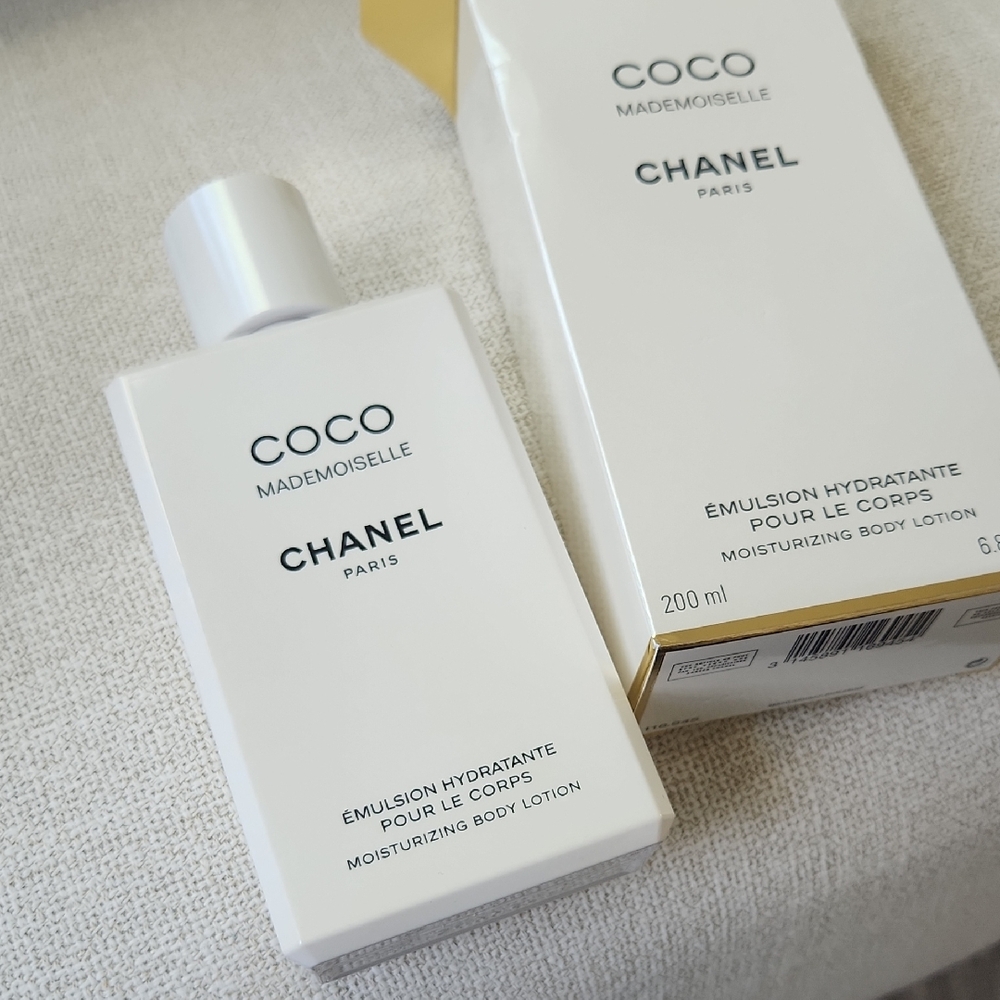 CHANEL Coco Mademoiselle Moisturizing Body Lotion - White and Gold